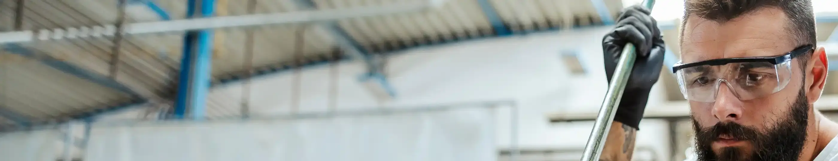 schutzbrille-arbeiter-handschuhe-schwarz