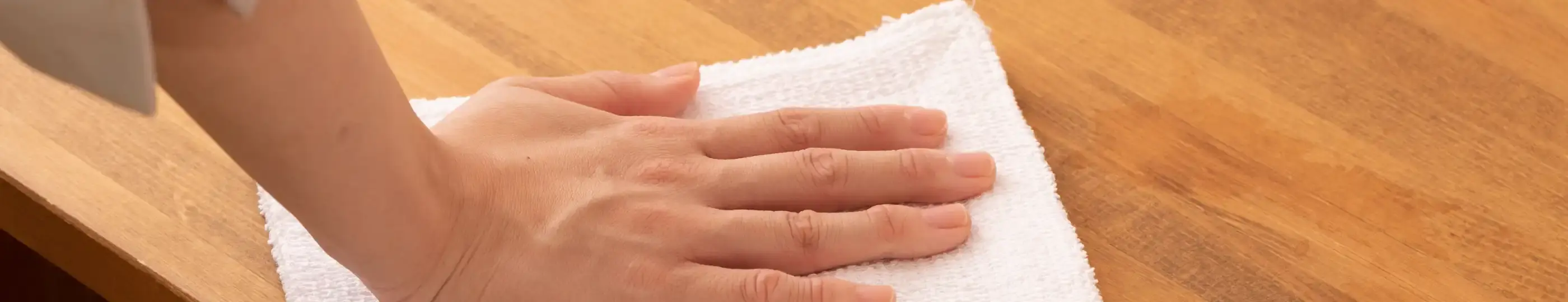 reinigung-pflege-hand-microfasertuch