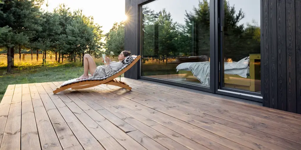 outdoor-terrasse-hund-liege